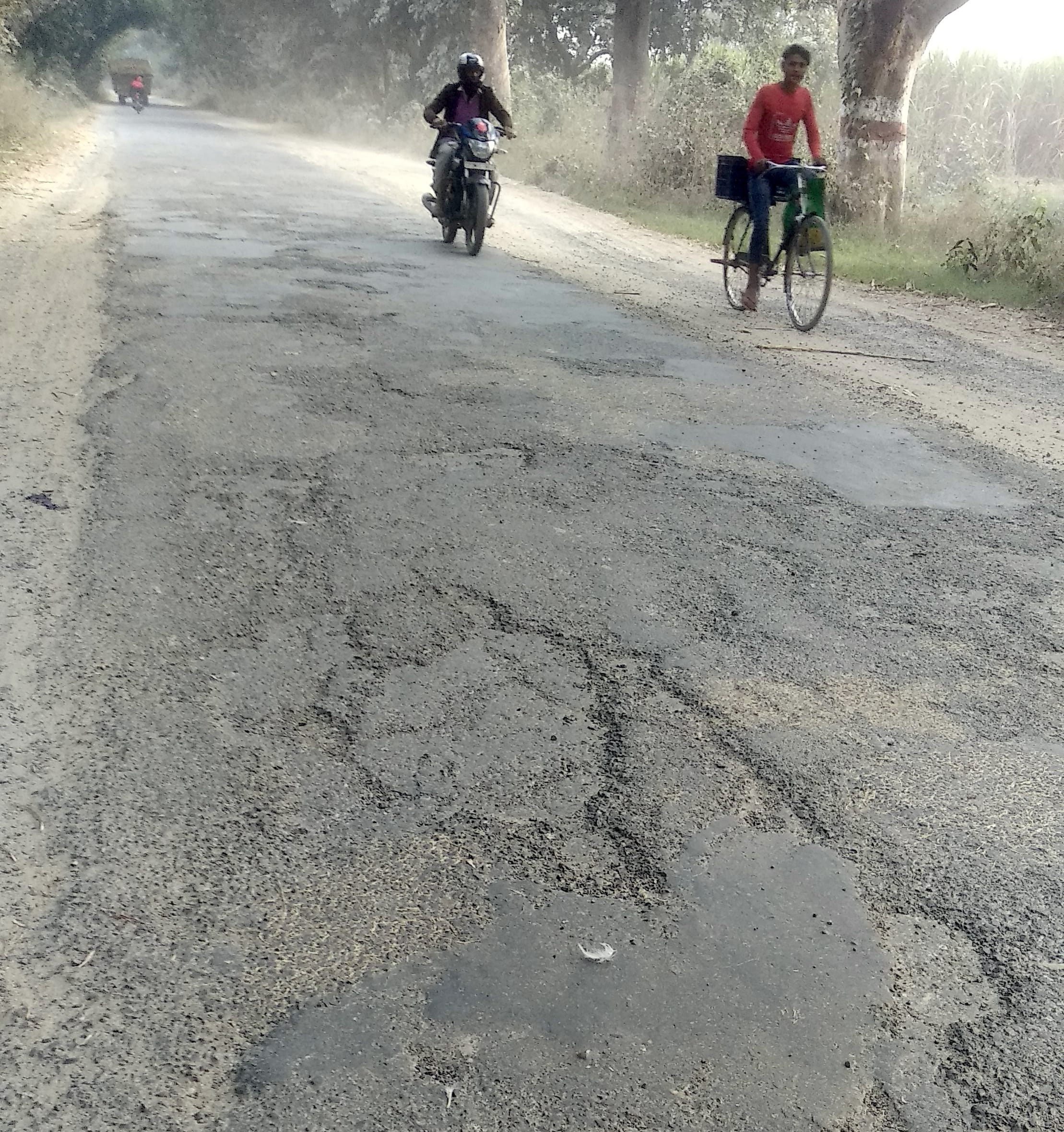 बिजनौर से रावली की खस्ताहाल सड़क। बिजनौर से रावली की खस्ताहाल सड़क।