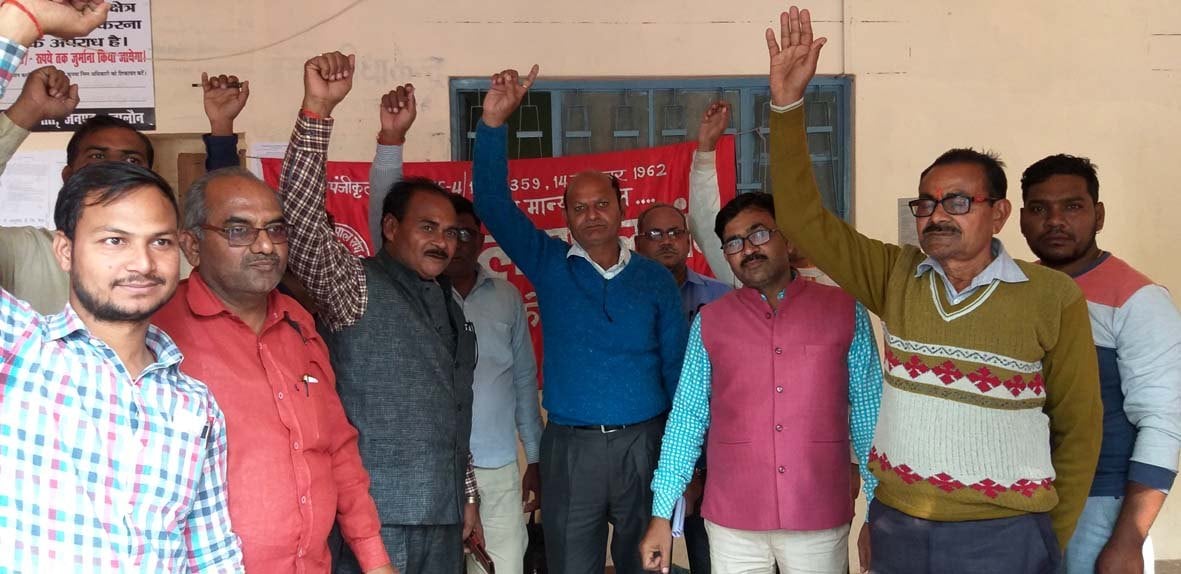 कोच में नारेबाजी करते लेखपाल कोच में नारेबाजी करते लेखपाल