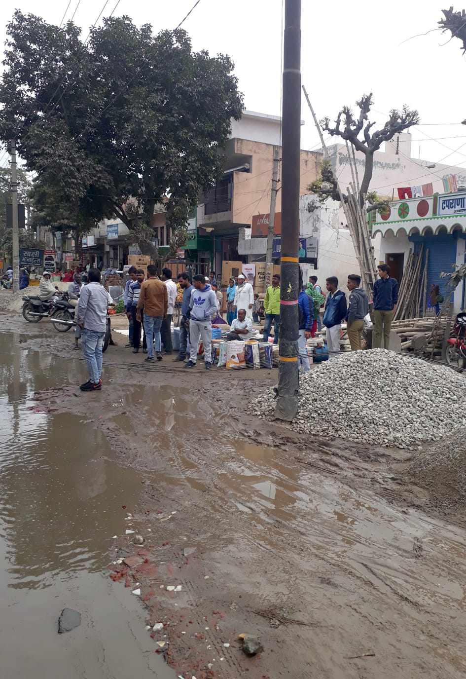 बिजली का खम्बा जिसमे करंट आया था