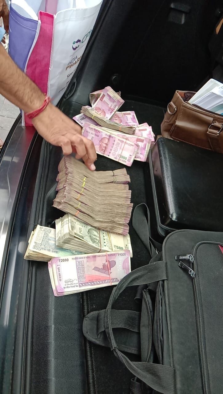 हाईवे पर सुखदेव ढाबे के पास कार से बरामद नकदी।