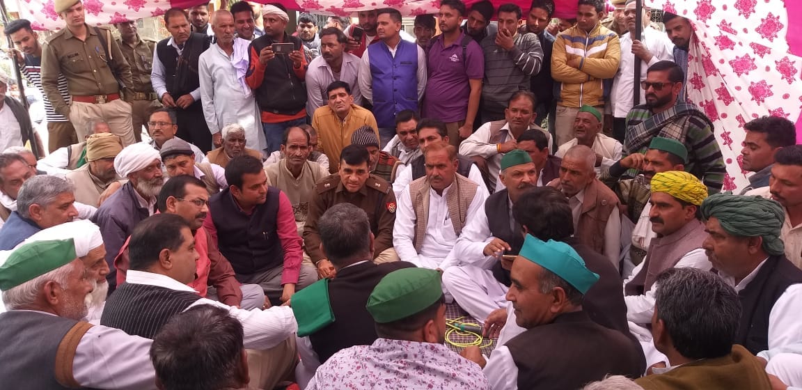 नानौता चीनी मिल में धरना प्रदर्शन के दौरान किसानों को आश्वासन देते अधिकारीगण। नानौता चीनी मिल में धरना प्रदर्शन के दौरान किसानों को आश्वासन देते अधिकारीगण।