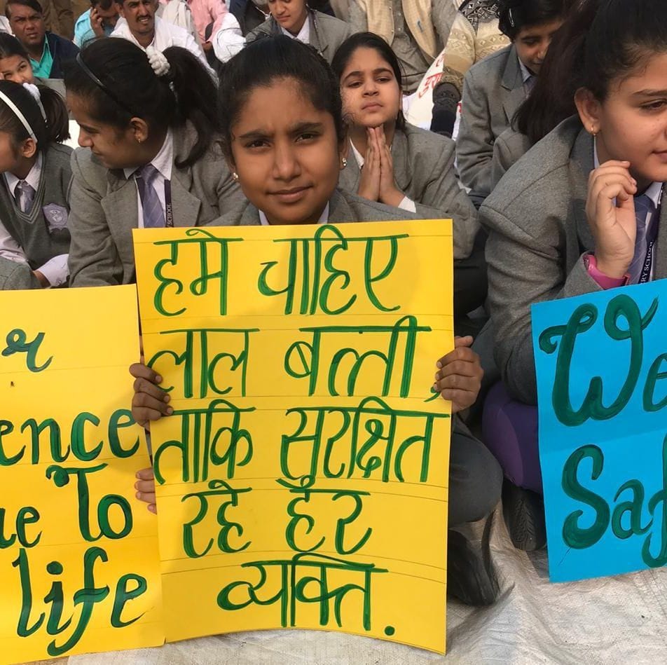 नेशनल हाईवे निर्माण शुरू कराने की मांग को लेकर धरने में मौजूद छात्रा नेशनल हाईवे निर्माण शुरू कराने की मांग को लेकर धरने में मौजूद छात्रा