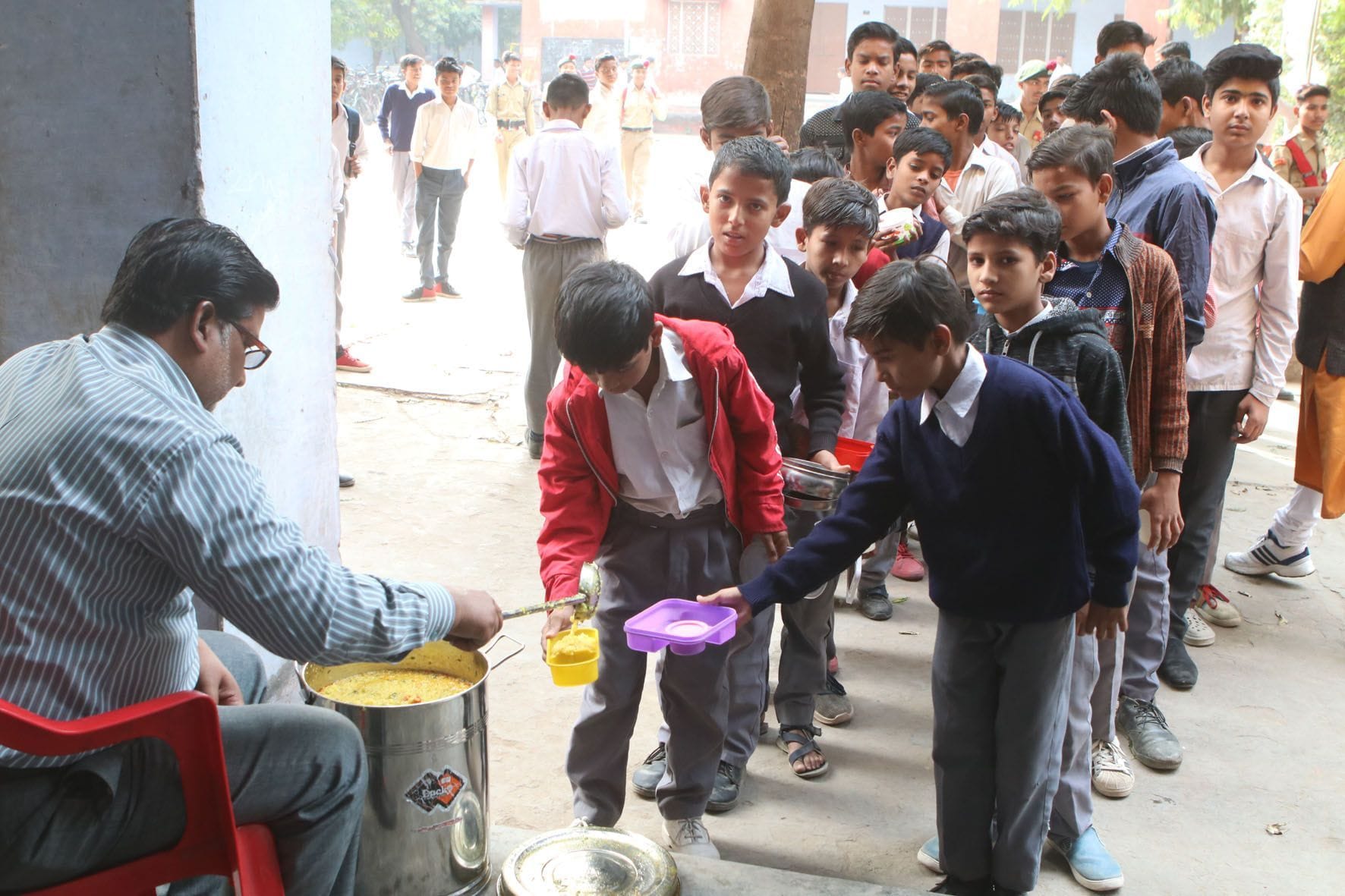 एसएमबी इंटर कॉलेज में घर से लाए हुए टिफिन में एमडीएम लेते बच्चे। 