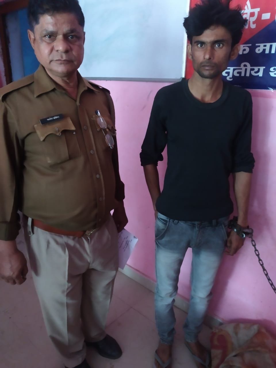 खैर पुलिस द्वारा मुठभेड़ में पकड़े गये बदमाश खैर पुलिस द्वारा मुठभेड़ में पकड़े गये बदमाश