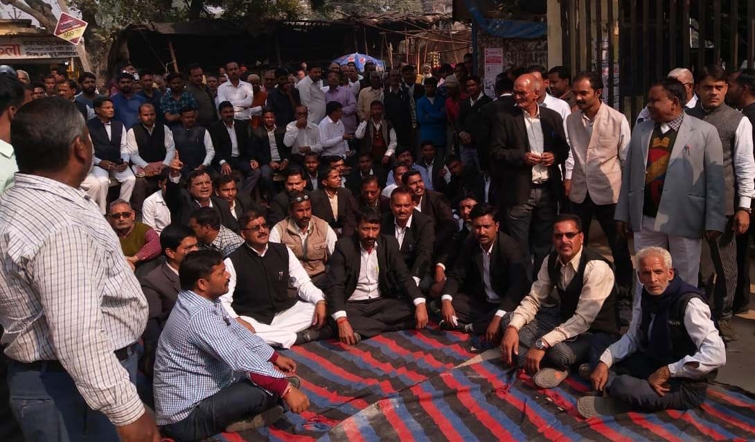 कुंडा तहसील के मुख्य गेट पर एसडीएम के विरोध में प्रदर्शन करते अधिवक्ता। कुंडा तहसील के मुख्य गेट पर एसडीएम के विरोध में प्रदर्शन करते अधिवक्ता।