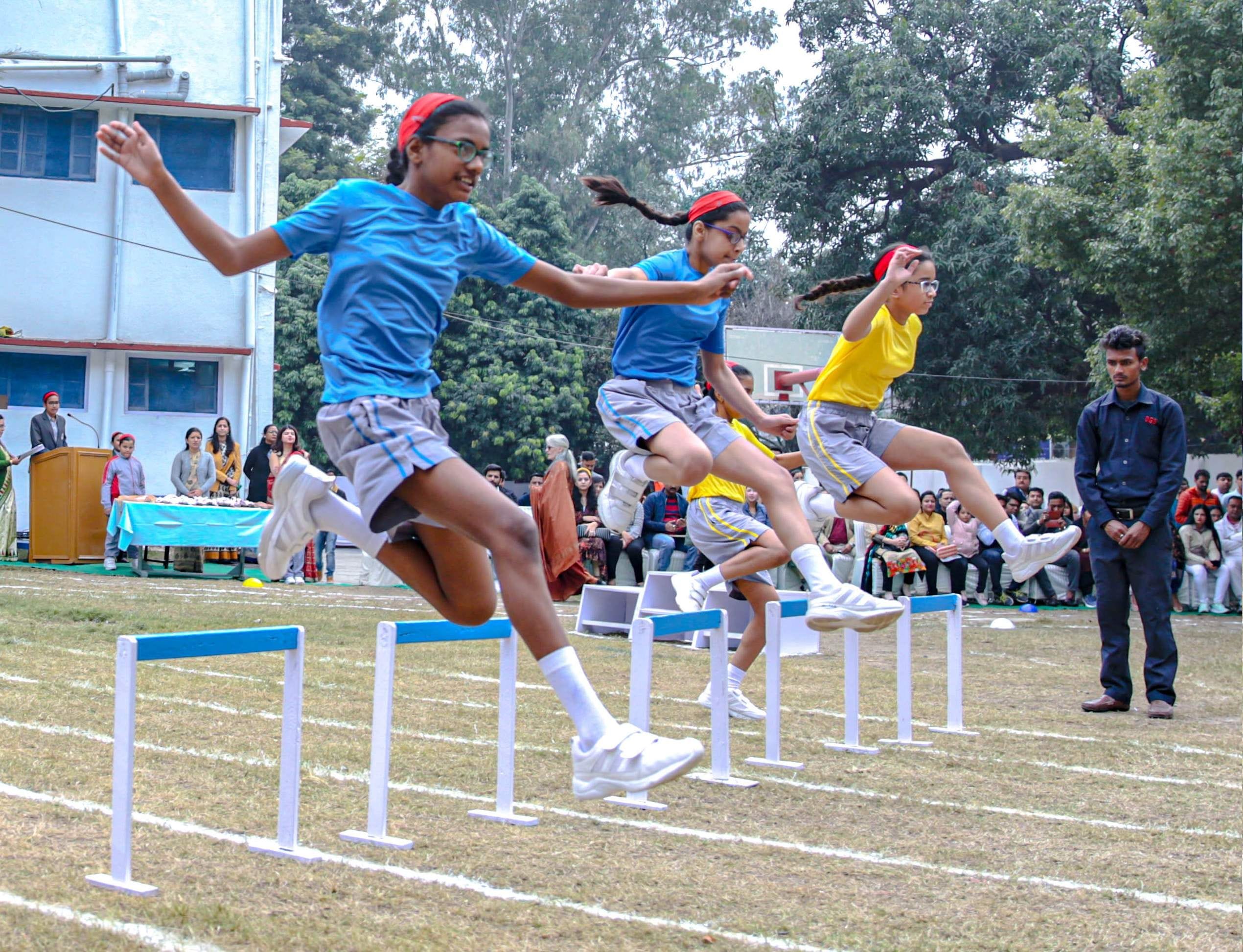 दून गर्ल्स स्कूल की वार्षिक खेलकूद प्रातियोगिता में दौड़ लगातीं छात्राएं। दून गर्ल्स स्कूल की वार्षिक खेलकूद प्रातियोगिता में दौड़ लगातीं छात्राएं।