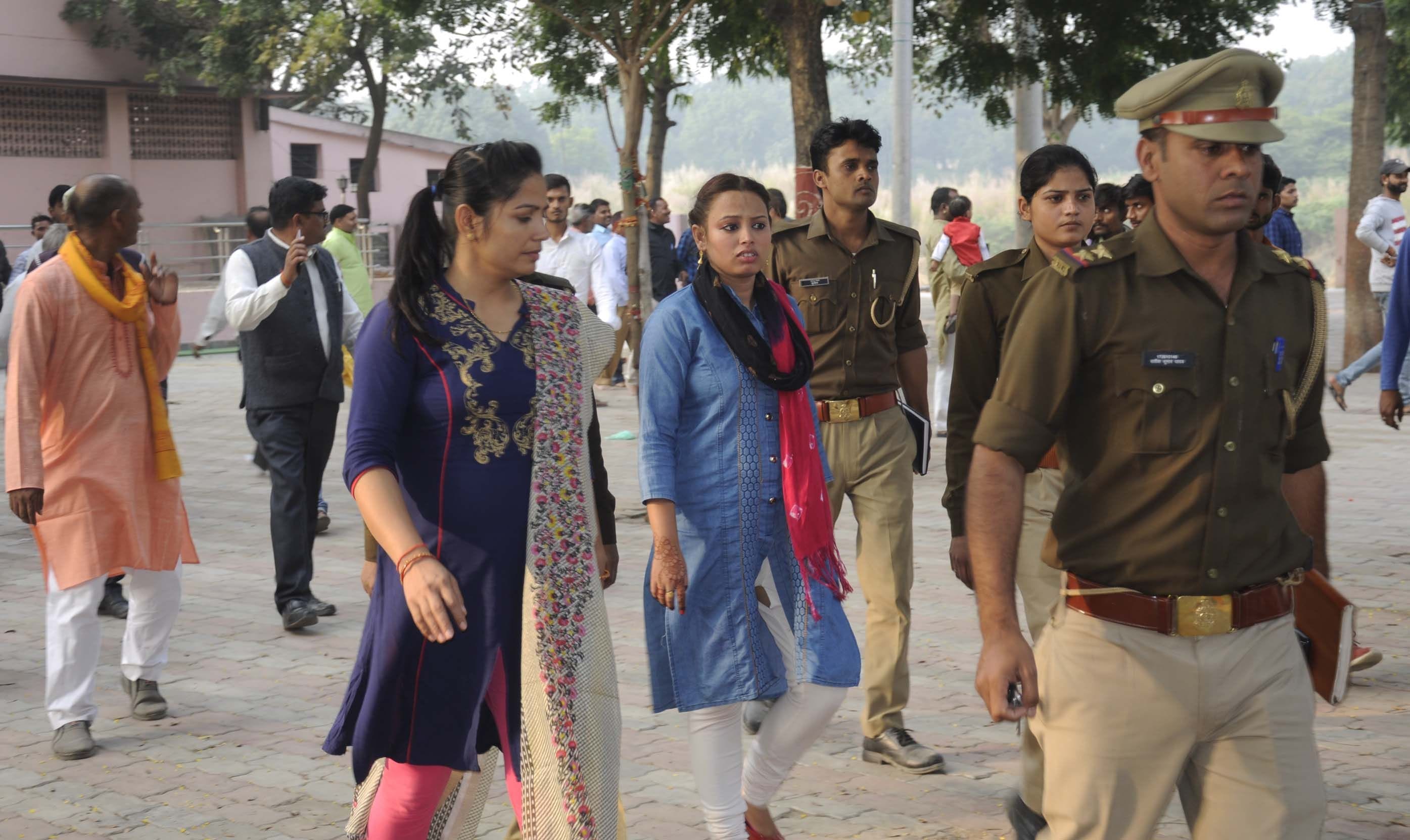 बेल्हा देवी धाम में पति द्वारा तीसरी शादी की सूचना पर पुलिस के साथ पहुंची युवती। बेल्हा देवी धाम में पति द्वारा तीसरी शादी की सूचना पर पुलिस के साथ पहुंची युवती।
