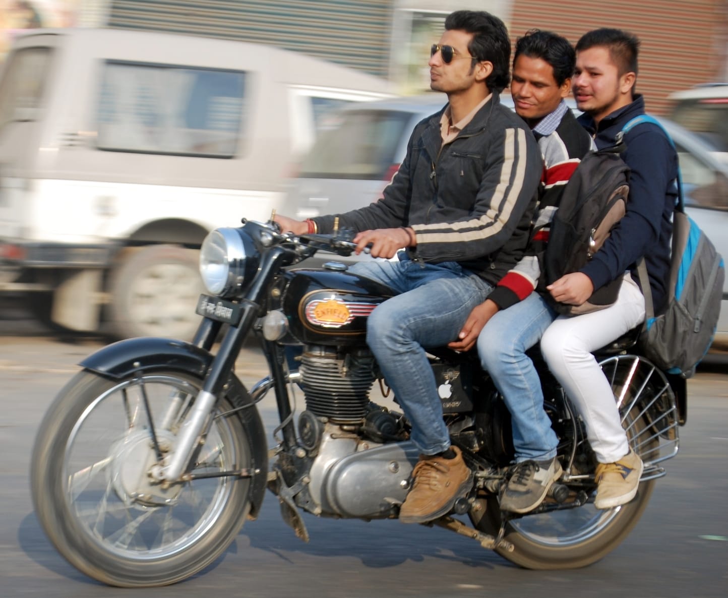 शामली वीवी इन्टर कॉलेज रोड पर ट्रिपल राईडिंग करते लोग शामली वीवी इन्टर कॉलेज रोड पर ट्रिपल राईडिंग करते लोग