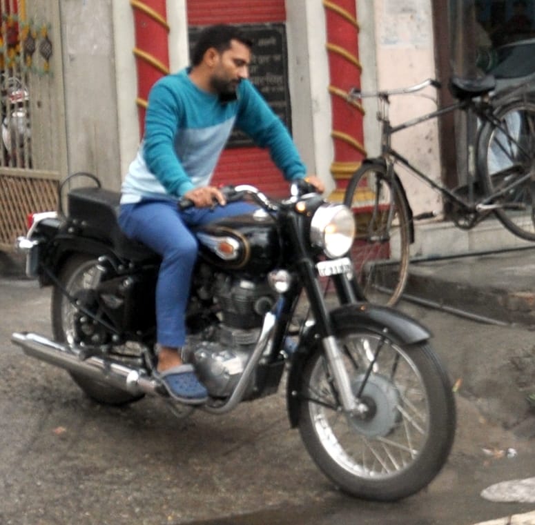 शामली नगर पालिका कार्यालय से मोबाइल फोन पर बात करते हुऐ बाइक पर जाता युवक शामली नगर पालिका कार्यालय से मोबाइल फोन पर बात करते हुऐ बाइक पर जाता युवक