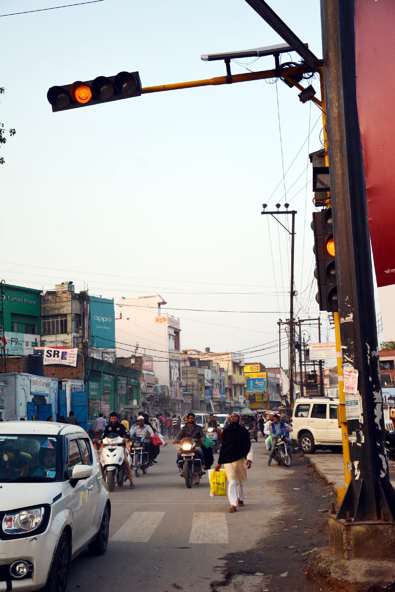 रेड लाईट सिग्नल के सामने लगा यूनीपोल।