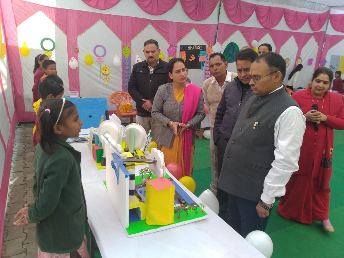 4-खतौली से गांव भैंसी के प्राथमिक विद्यालय में विज्ञान प्रदर्शनी को देखते अधिकारी। 4-खतौली से गांव भैंसी के प्राथमिक विद्यालय में विज्ञान प्रदर्शनी को देखते अधिकारी।