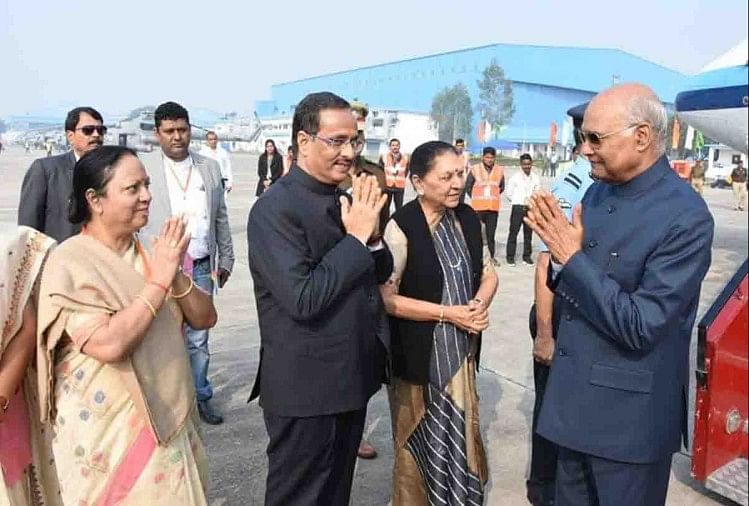 कानपुर के चकेरी एयरपोर्ट पर राष्ट्रपति का स्वागत करतीं राज्यपाल