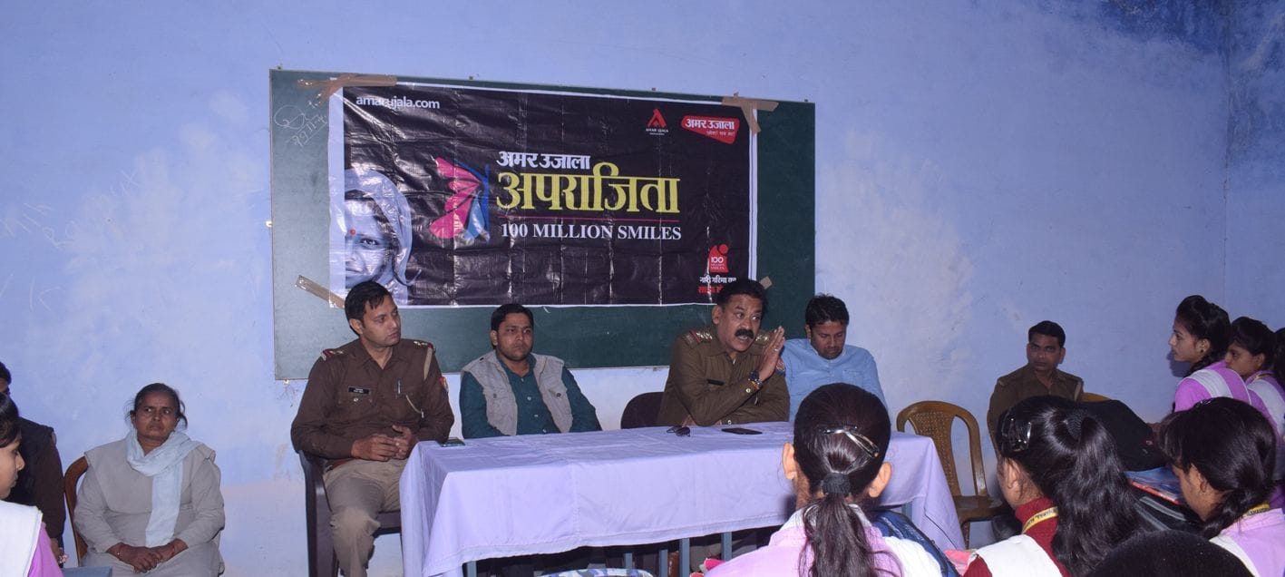 अपराजिता गोष्ठी में छात्राओं को सम्बोधित करते हुए कोतवाली प्रभारी अनिल कुमार। अपराजिता गोष्ठी में छात्राओं को सम्बोधित करते हुए कोतवाली प्रभारी अनिल कुमार।