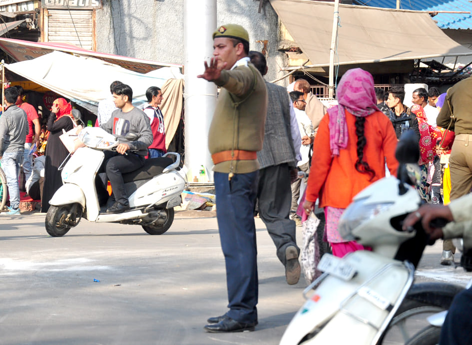 बन्द पडी ट्रैफिक लाइट घंटाघर पर यातायात चलाता यातायात कर्मी बन्द पडी ट्रैफिक लाइट घंटाघर पर यातायात चलाता यातायात कर्मी