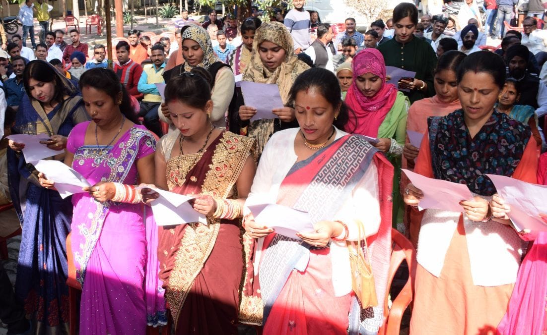 रुद्रपुर ब्लॉक में शपथ लेते बीडीसी सदस्य। रुद्रपुर ब्लॉक में शपथ लेते बीडीसी सदस्य।