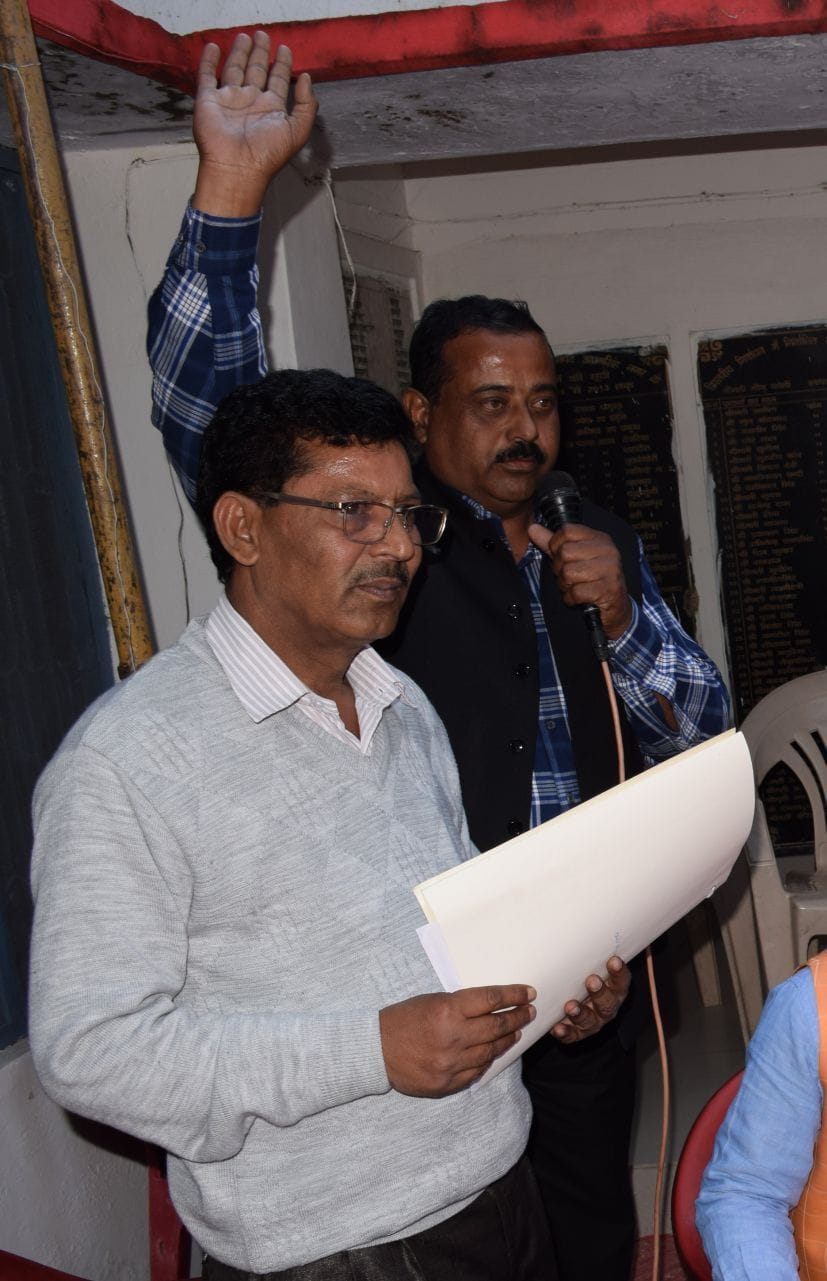 रुद्रपुर ब्लॉक कार्यालय में बीडीओ रामलाल राज के हाथ से माइक लेकर बोलता बीडीसी सदस्य अनुज पाठक। रुद्रपुर ब्लॉक कार्यालय में बीडीओ रामलाल राज के हाथ से माइक लेकर बोलता बीडीसी सदस्य अनुज पाठक।