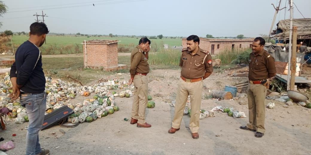 एट के पास घटनास्थल पर जांच करती पुलिस एट के पास घटनास्थल पर जांच करती पुलिस