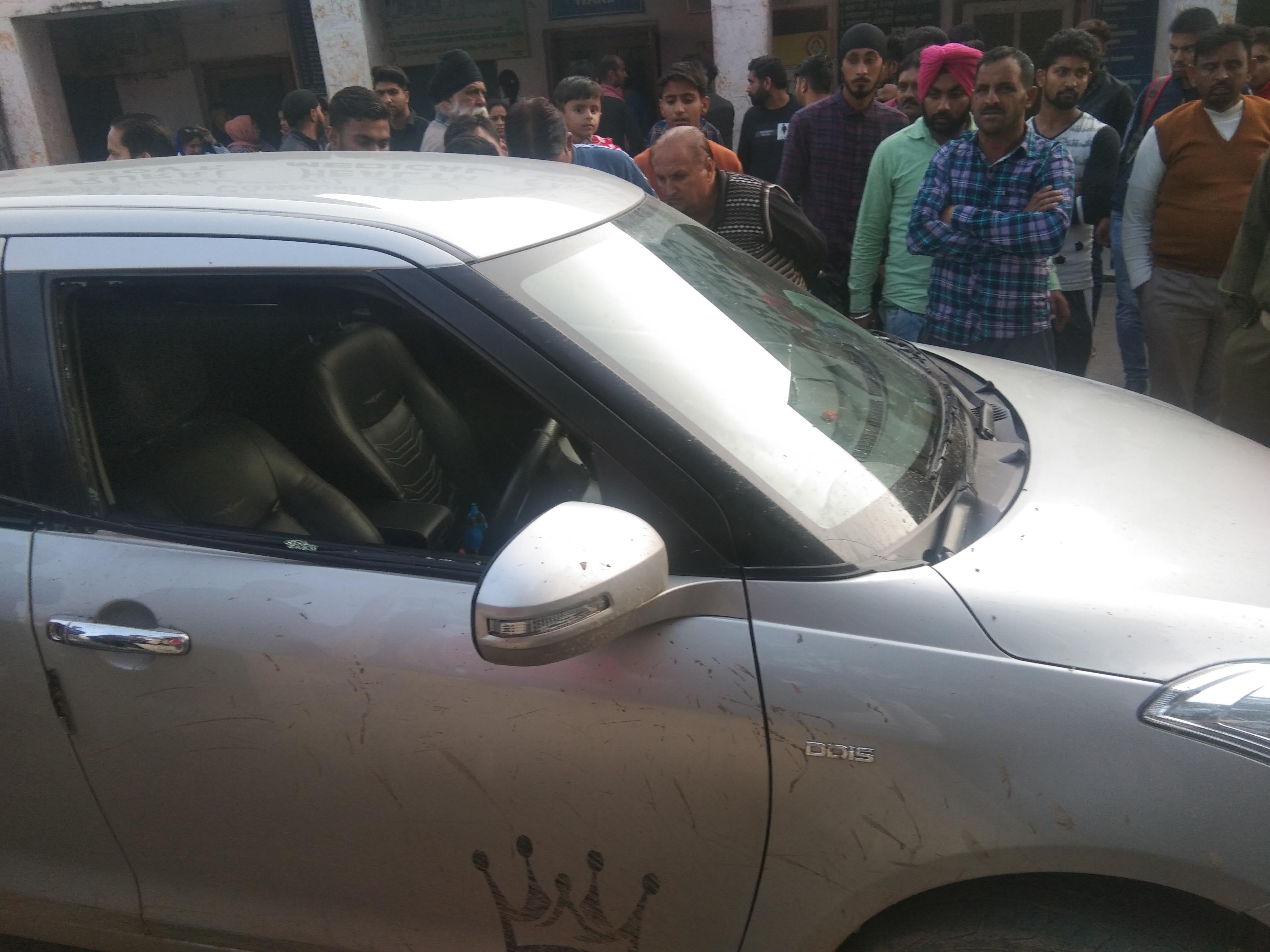 कोटली मिया फत्ता के पास अनुजोत की कार जिसका शीशा तोड बाहर निकाला गया। कोटली मिया फत्ता के पास अनुजोत की कार जिसका शीशा तोड बाहर निकाला गया।