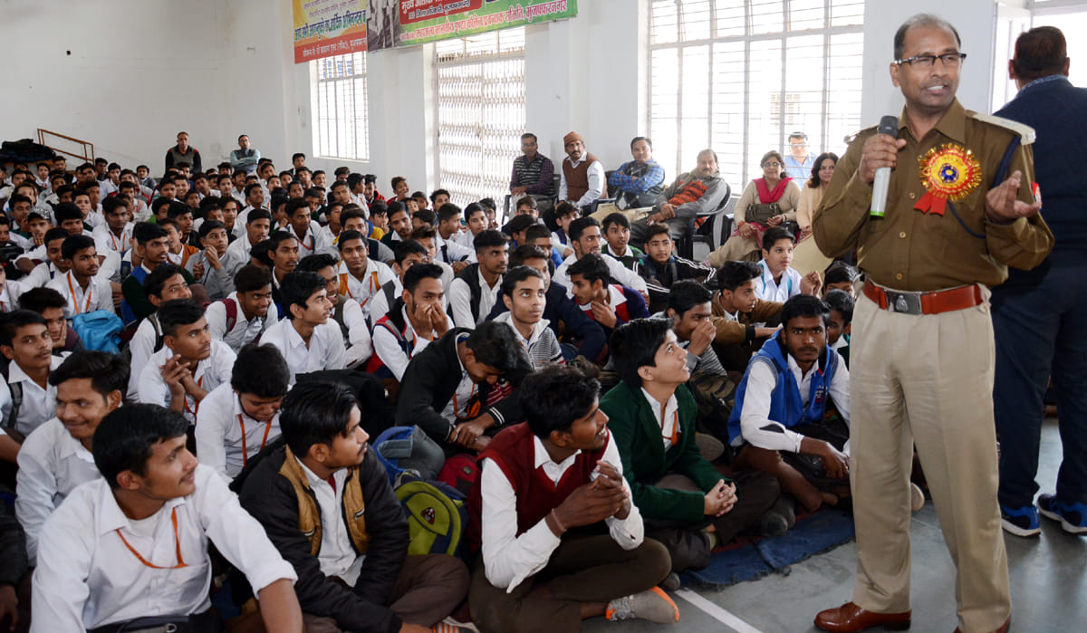 पुलिस की पाठशाला:-एमएम इंटर कॉलेज में हुई पुलिस की पाठशाला में विद्यार्थियों के सवालों के जवाब दे पुलिस की पाठशाला:-एमएम इंटर कॉलेज में हुई पुलिस की पाठशाला में विद्यार्थियों के सवालों के जवाब दे
