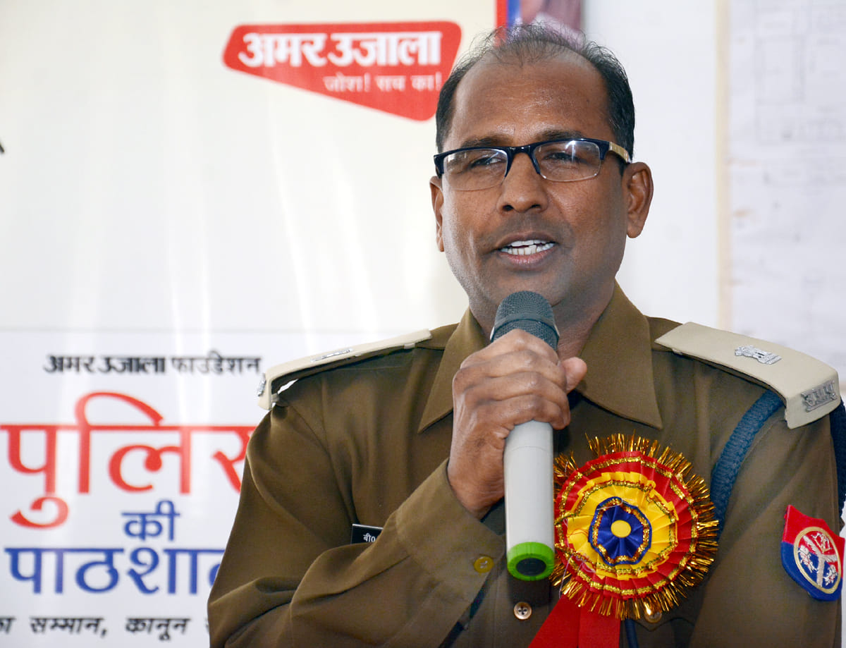 पुलिस की पाठशाला:-एमएम इंटर कॉलेज में हुई पुलिस की पाठशाला में विद्यार्थियों के सवालों के जवाब दे पुलिस की पाठशाला:-एमएम इंटर कॉलेज में हुई पुलिस की पाठशाला में विद्यार्थियों के सवालों के जवाब दे