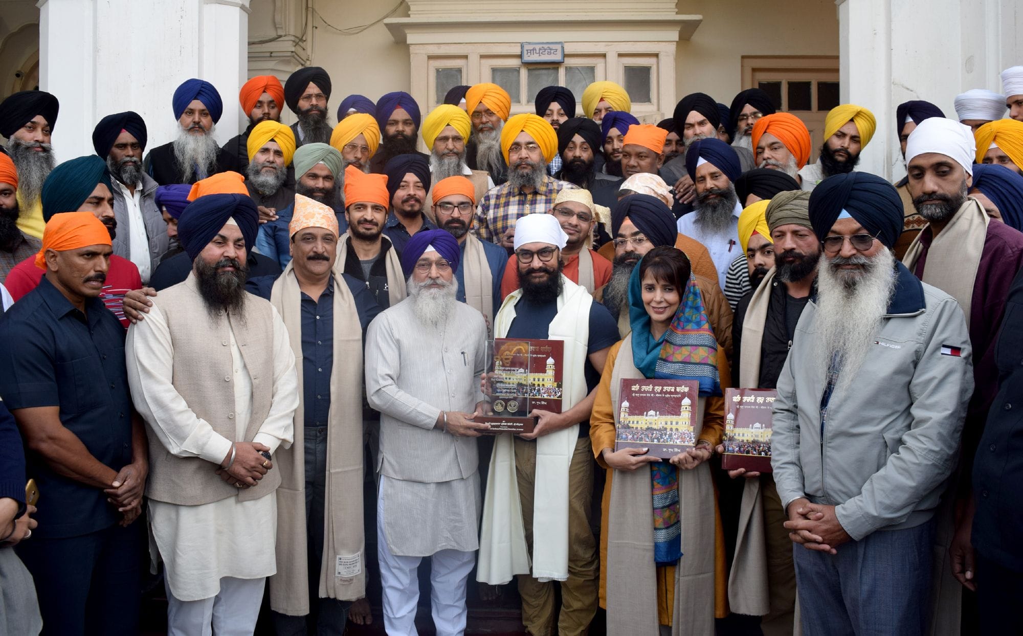 लाल सिंह चट्ठा के रूप में अमृतसर के दरबार साहिब में माथा टेकने पहुंचे अभिनेता आमिर खान को सम्मानि लाल सिंह चट्ठा के रूप में अमृतसर के दरबार साहिब में माथा टेकने पहुंचे अभिनेता आमिर खान को सम्मानि