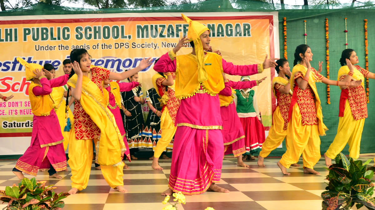 दिल्ली पब्लिक स्कूल में आयोजित समारोह में सांस्कृतिक प्रस्तुति देती छात्र एवं छात्राएं। दिल्ली पब्लिक स्कूल में आयोजित समारोह में सांस्कृतिक प्रस्तुति देती छात्र एवं छात्राएं।