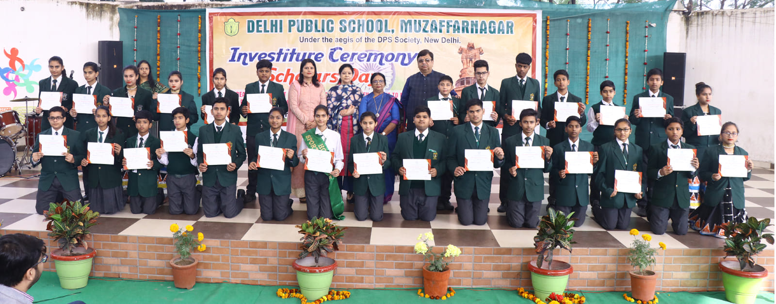 दिल्ली पब्लिक स्कूल के अलंकरण समारोह में मेधावीयों को सम्मानित करते प्रधानाचार्य। दिल्ली पब्लिक स्कूल के अलंकरण समारोह में मेधावीयों को सम्मानित करते प्रधानाचार्य।