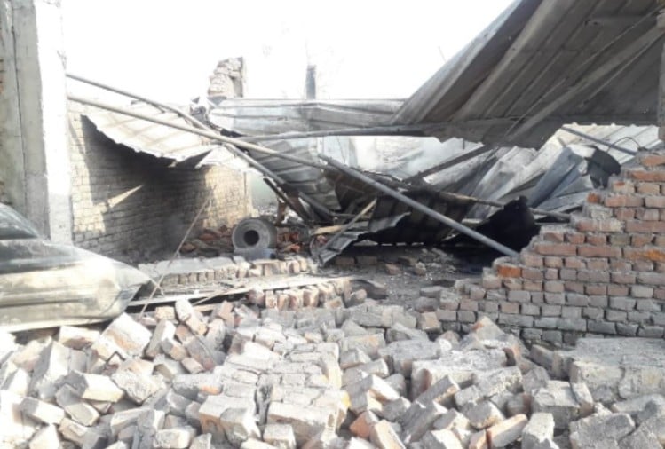 ब्लास्ट के बाद गिरी दीवार