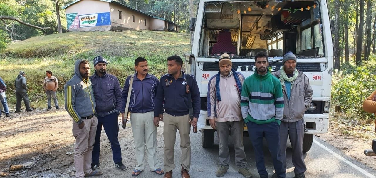 रामनगर मे हाथी द्वारा क्षतिग्रस्त बस के लोग। अमर उजाला रामनगर मे हाथी द्वारा क्षतिग्रस्त बस के लोग। अमर उजाला