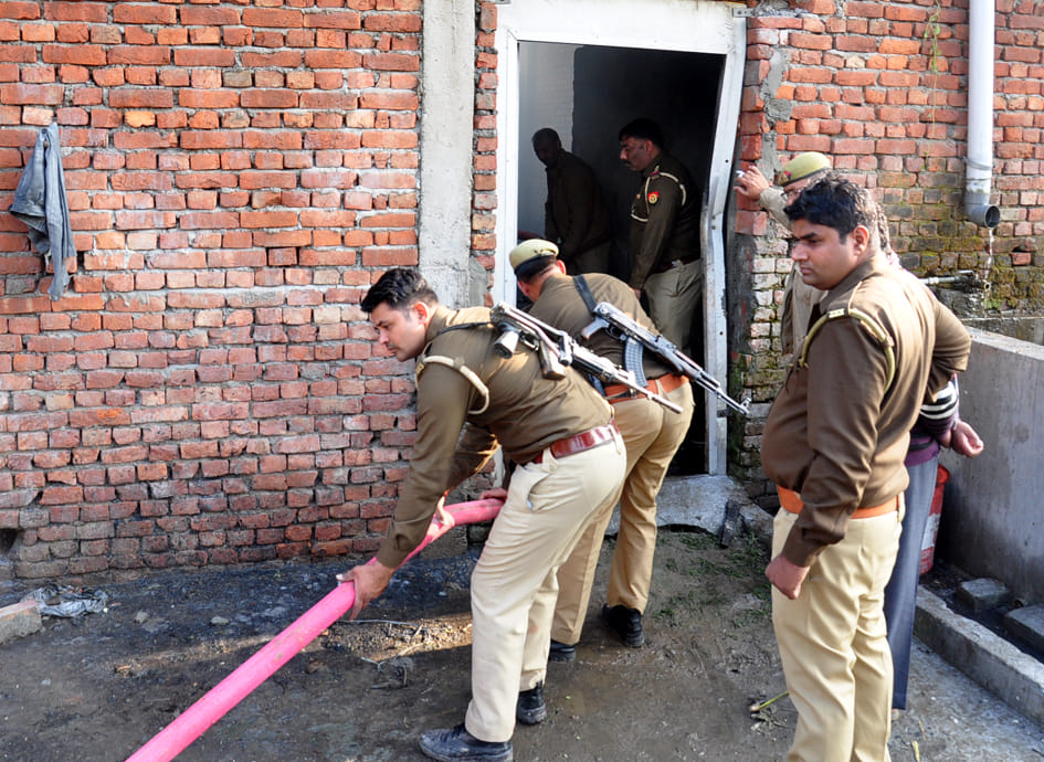 सहारनपुर के पुवारंका में पटाखा फैक्ट्री में विस्फोट के बाद लगी आग बूझाने में लगे पुलिस कर्मी