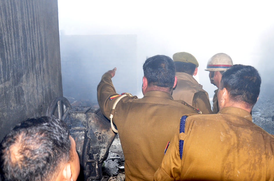 सहारनपुर के पुवारंका में पटाखा फैक्ट्री में विस्फोट के बाद लगी आग  को बुझाते फायर कर्मी