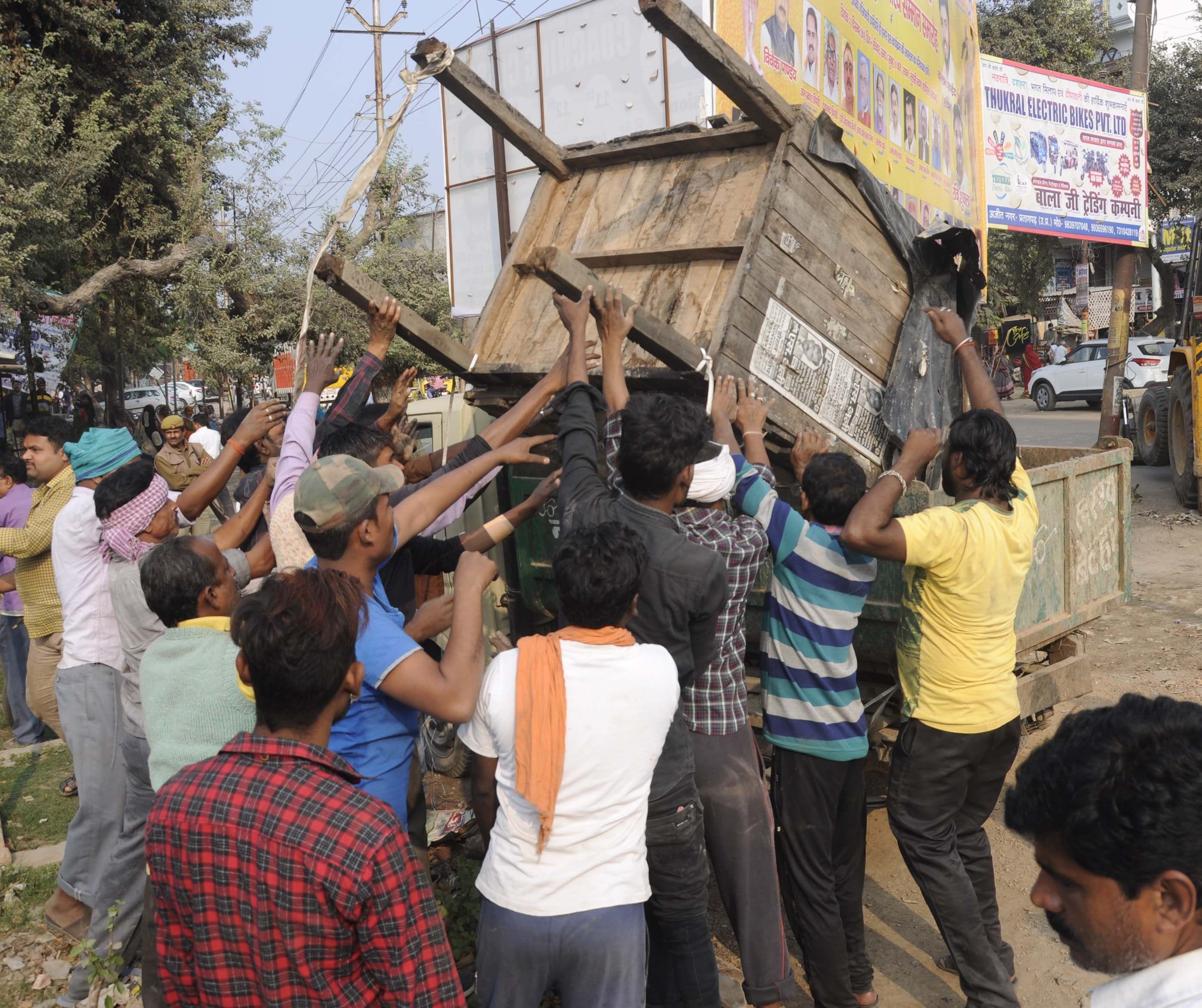 एमडीपीजी कालेज के सामने सड़क किनारे लगी गुमटी को ट्राली में रखते पालिकाकर्मी। एमडीपीजी कालेज के सामने सड़क किनारे लगी गुमटी को ट्राली में रखते पालिकाकर्मी।