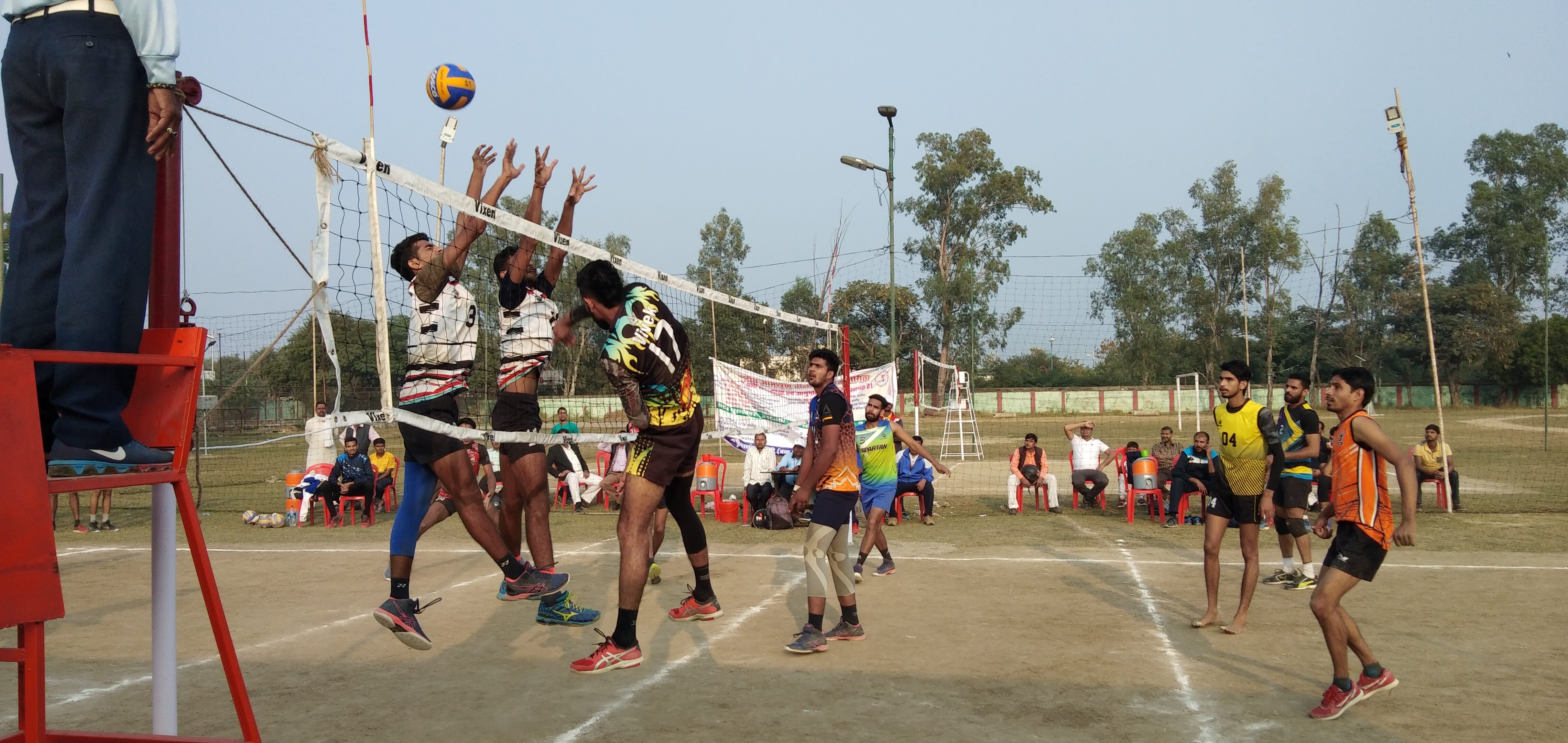 इंदिरा स्टेडियम में वॉलीबॉल फाइनल मैच खेलती अयोध्या की टीम व ग्वालियर की टीम