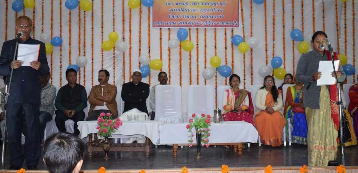 चंपावत जिला पंचायत अध्यक्ष ज्योति राय को शपथ दिलाते डीएम सुरेंद्र नारायण पांडेय। चंपावत जिला पंचायत अध्यक्ष ज्योति राय को शपथ दिलाते डीएम सुरेंद्र नारायण पांडेय।