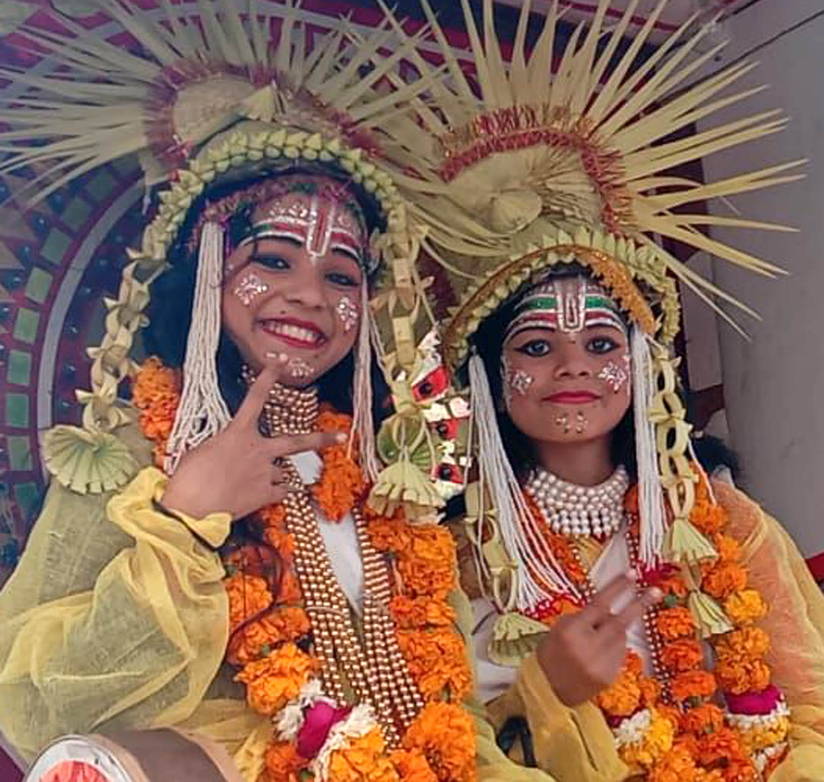 राम-लक्ष्मण स्वरूप में सजे बच्चे।