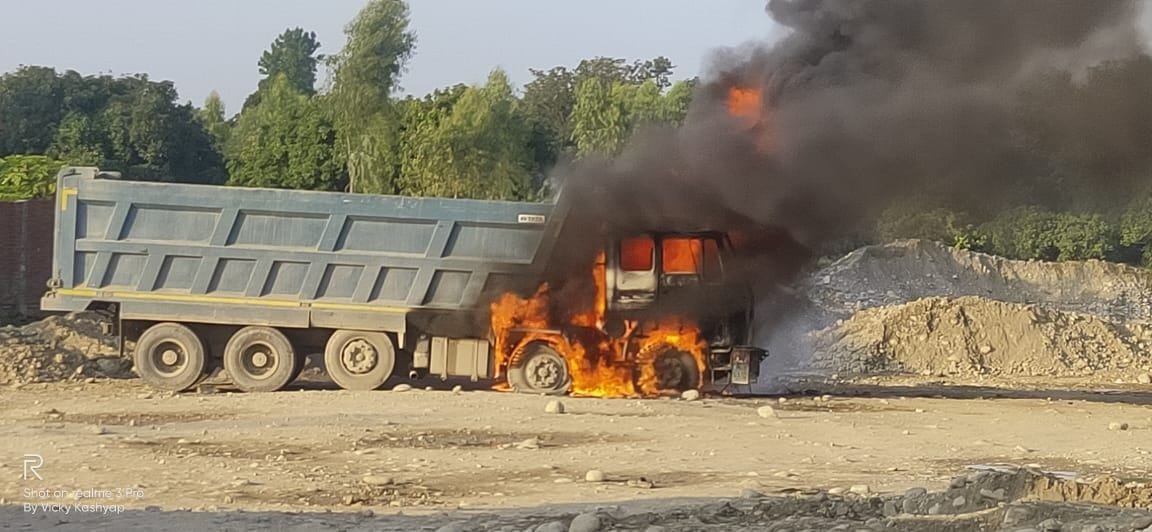 रामनगर में युवती को कुचलने वाले डंपर को किया आग के हवाले। अमर उजाला