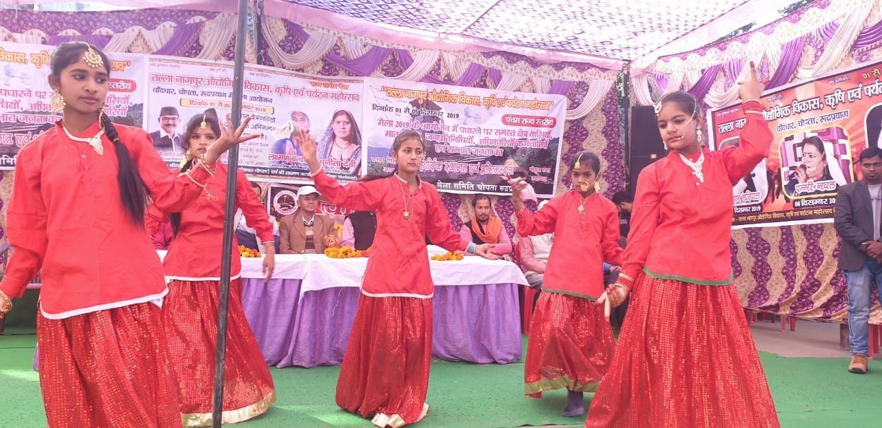 रुद्रप्रयाग के चोपता में पांच दिवसीय महोत्सव के शुभारंभ पर लोक नृत्य की प्रस्तृति देती स्कूली छ? रुद्रप्रयाग के चोपता में पांच दिवसीय महोत्सव के शुभारंभ पर लोक नृत्य की प्रस्तृति देती स्कूली छ?