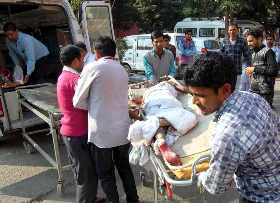 सहारनपुर के पुवारंका में पटाखा फैक्ट्री में विस्फोट मे जले लोग सहारनपुर के पुवारंका में पटाखा फैक्ट्री में विस्फोट मे जले लोग