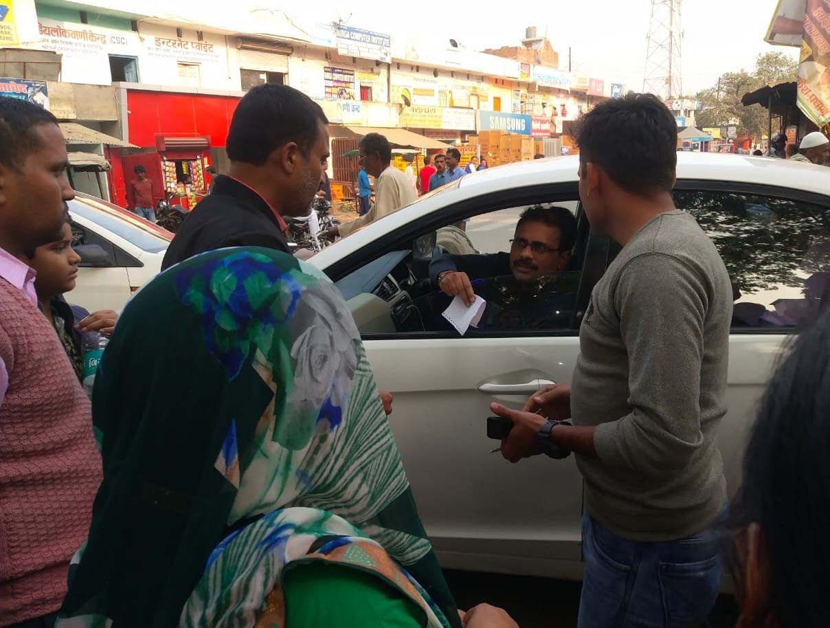 कुंडा डाकघर से लिपिक सूरज मिश्र को जांच के लिए उनके घर ले जाती अधिकारियों की टीम। कुंडा डाकघर से लिपिक सूरज मिश्र को जांच के लिए उनके घर ले जाती अधिकारियों की टीम।