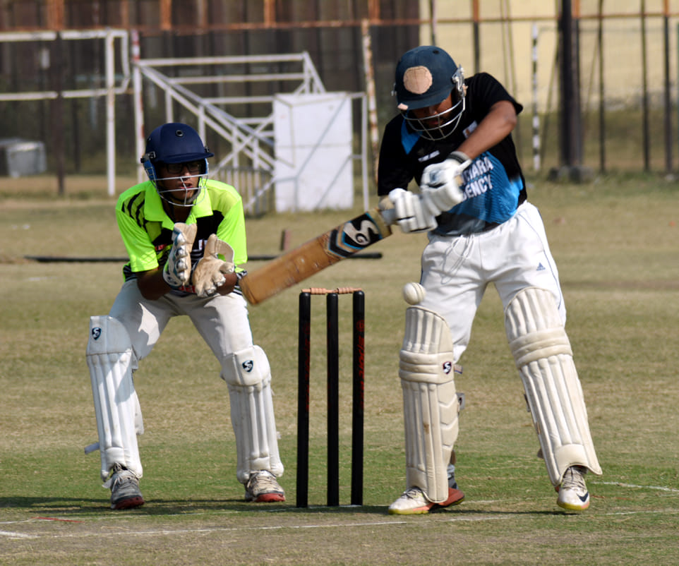 टी-20 क्रिकेट मैच में शॉट लगाता बल्लेबाज। टी-20 क्रिकेट मैच में शॉट लगाता बल्लेबाज।