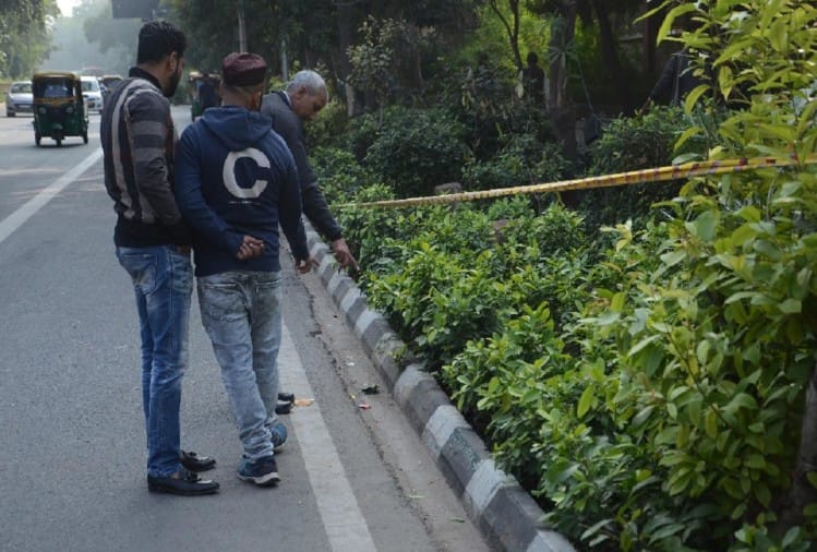 घटनास्थल पर लोग