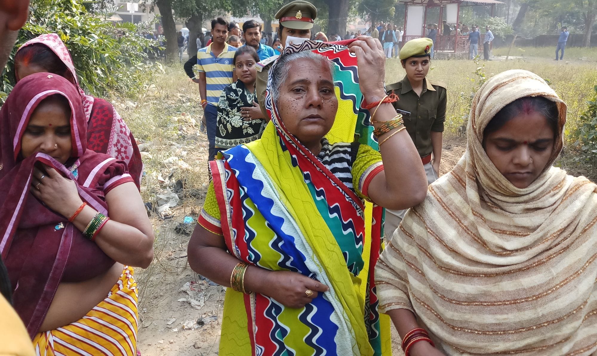 गोंडा के अफीम कोठी के पास युवक की हत्या के बाद बिलखतीं मां व परिजन।