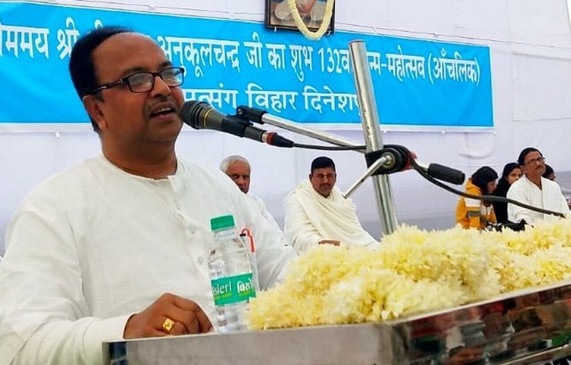 दिनेशपुर में सत्संग में प्रवचन देते केंद्रीय सत्संग देवघर से आए मुख्य प्रवचक। दिनेशपुर में सत्संग में प्रवचन देते केंद्रीय सत्संग देवघर से आए मुख्य प्रवचक।