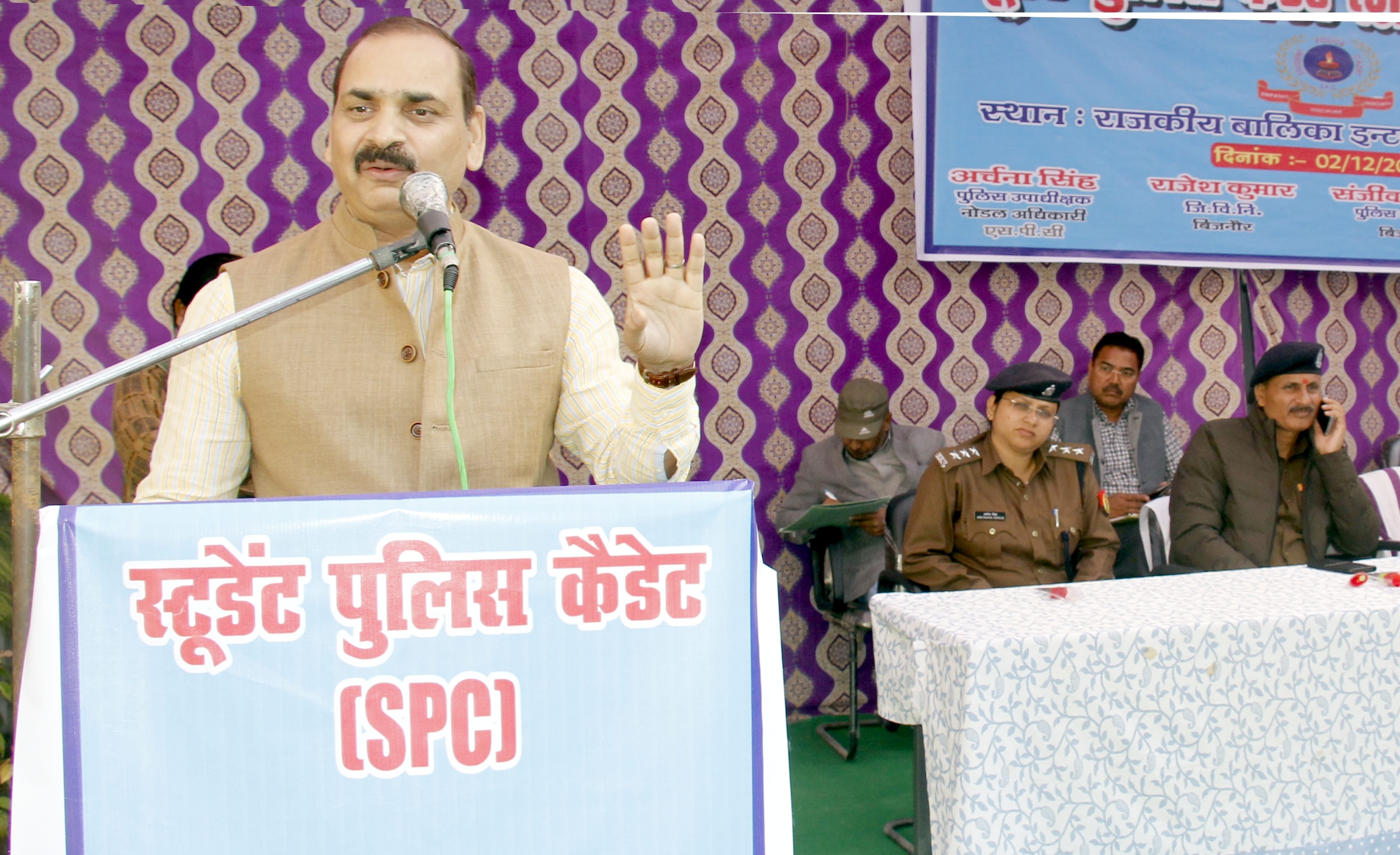 बिजनौर में जीजीआईसी में स्टूडेंट पुलिस कैडेट कार्यशाला को संबोधित करते डीएम रमाकांत पांडेय। बिजनौर में जीजीआईसी में स्टूडेंट पुलिस कैडेट कार्यशाला को संबोधित करते डीएम रमाकांत पांडेय।