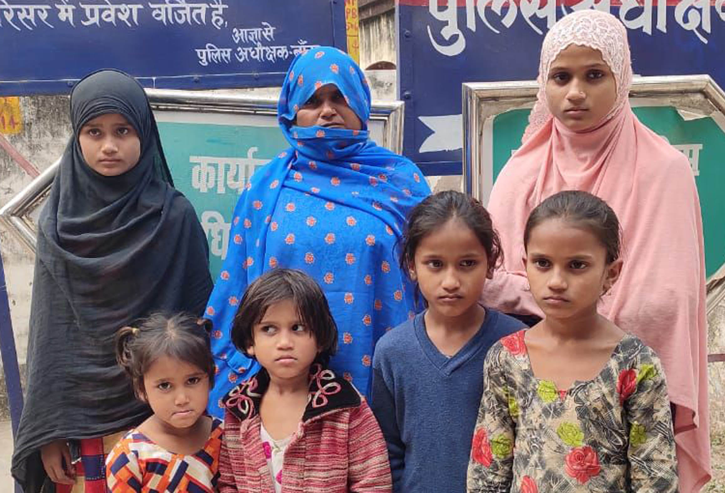 पति की प्रताड़ना की शिकायत लेकर पुलिस अधीक्षक से मिलने आई पत्नी और उसके बच्चे। पति की प्रताड़ना की शिकायत लेकर पुलिस अधीक्षक से मिलने आई पत्नी और उसके बच्चे।