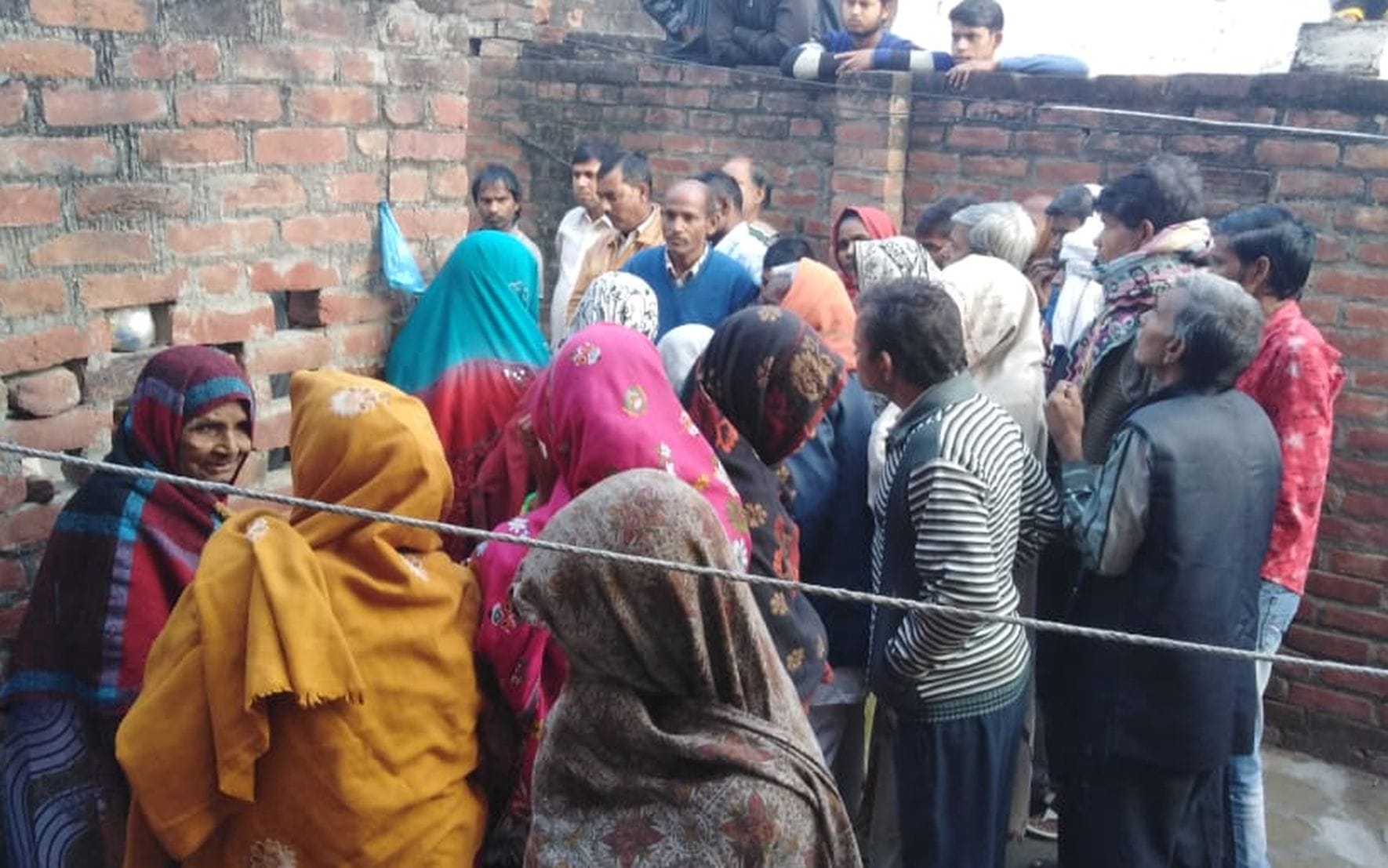 टापाकला में युवक द्वारा फांसी लगाने की घटना के बाद मौके पर एकत्रित भीड