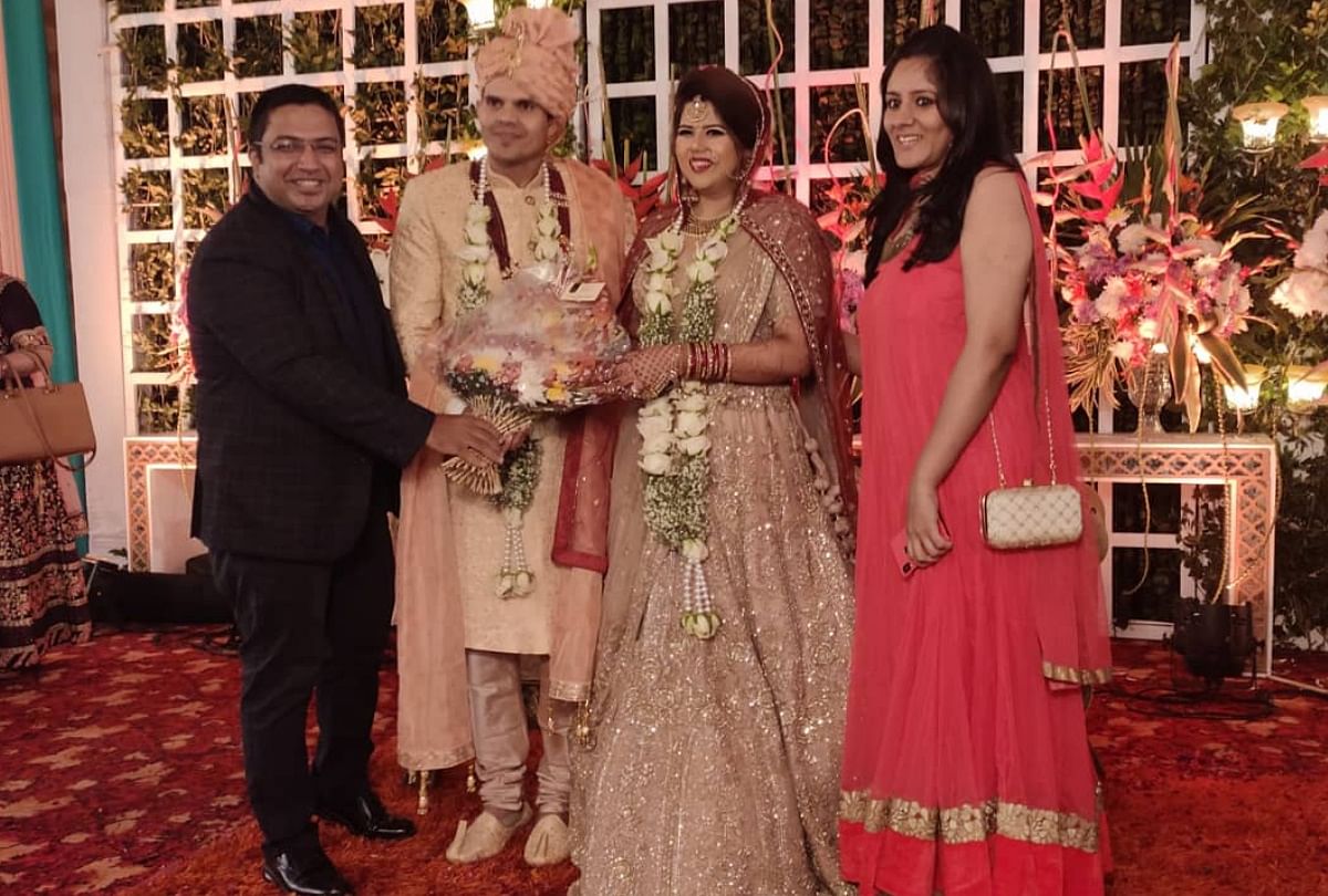 Pankhuri Pathak Ties Wedding Knot With Sp Leader Anil Yadav See Photos तम म व व द क ब च ह ई प ख ड प ठक और अन ल य दव क श द द ख ख बस रत तस व र Amar Ujala Hindi
