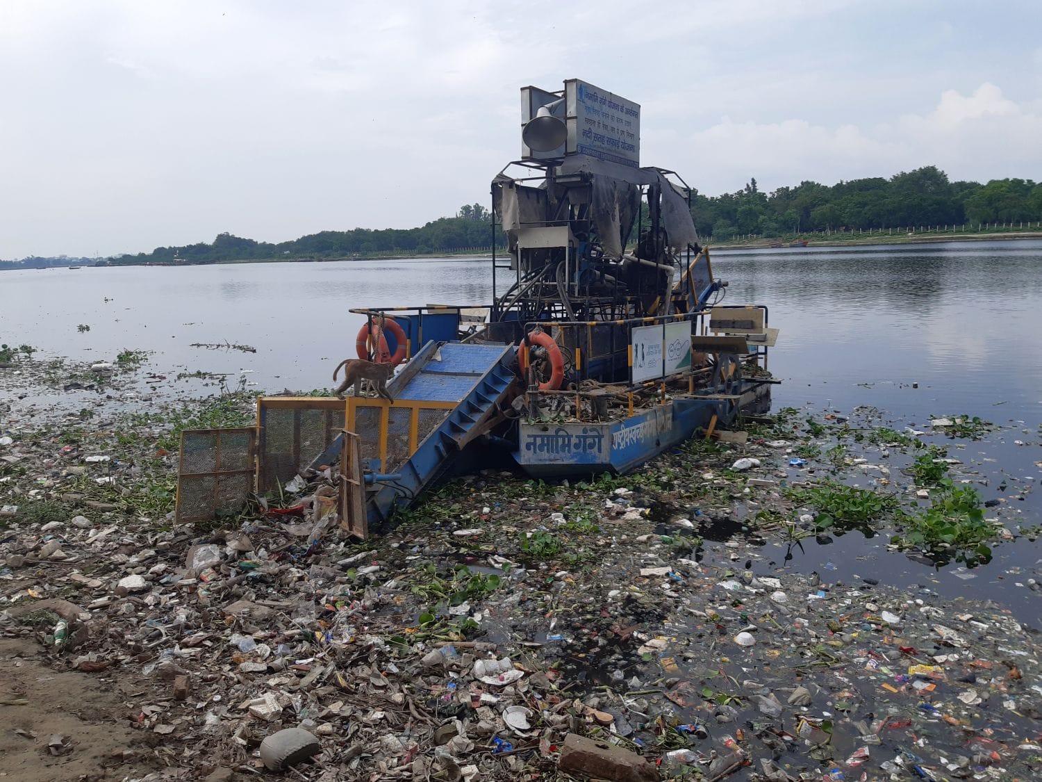 फोटो 2 बंगाली घाट पर यमुना में कूड़े के बीच खड़ी पूरा हटाने वाली मशीन। फोटो 2 बंगाली घाट पर यमुना में कूड़े के बीच खड़ी पूरा हटाने वाली मशीन।