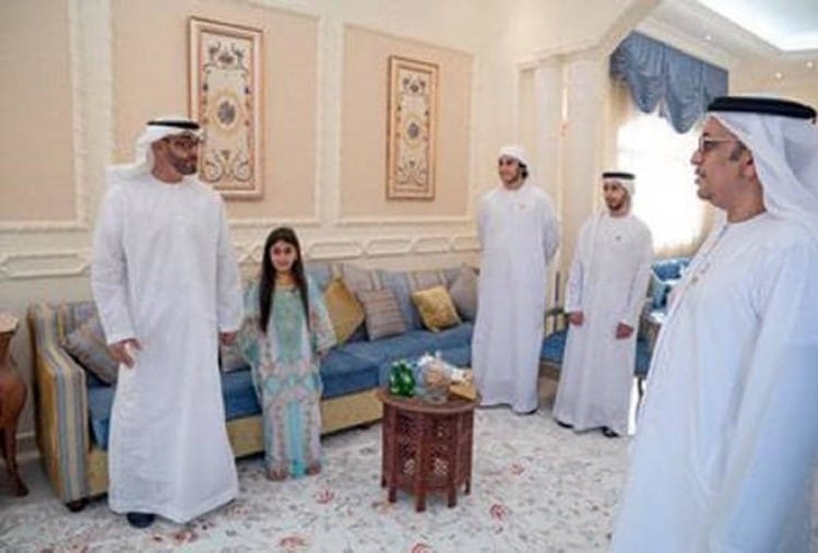 बच्ची से मिलते हुए प्रिंस शेख मोहम्मद