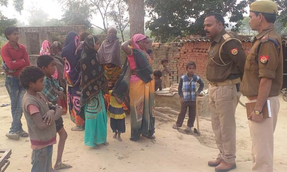 आसपुर देवसरा के गोदल पट्टी गांव में कीटनाशक दवा खाने से बच्चों के बीमार होने पर जांच करती पुलिस। आसपुर देवसरा के गोदल पट्टी गांव में कीटनाशक दवा खाने से बच्चों के बीमार होने पर जांच करती पुलिस।